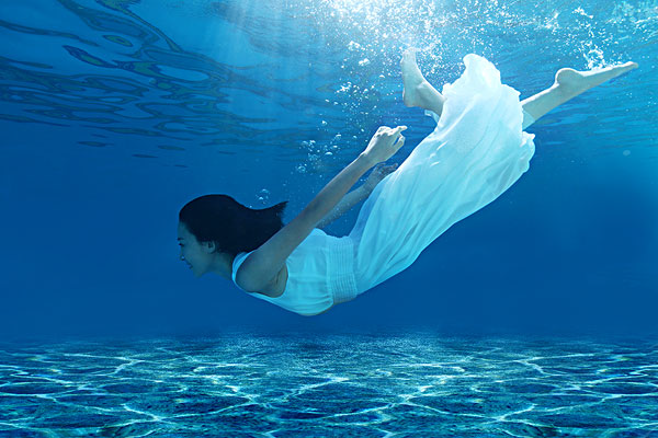 梦到自己的另一半掉进水里，感情生活温馨美满！